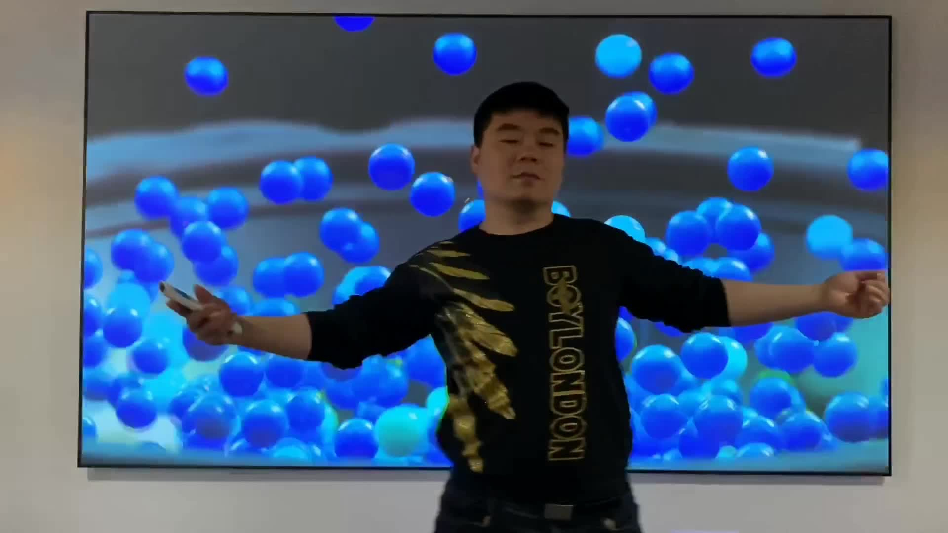 小伙34999元买120寸激光电视,给孩子上网课,开箱后自己跳了起来